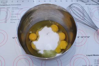 全蛋和细砂糖一起放入干净的打蛋盆内