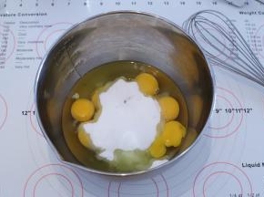 全蛋和细砂糖一起放入干净的打蛋盆内