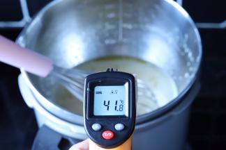 隔水加热至蛋液40度后离火，一边加热一边搅拌