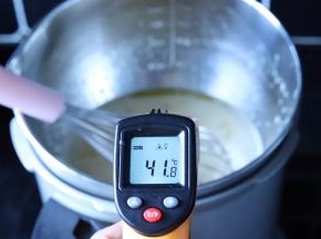 隔水加热至蛋液40度后离火，一边加热一边搅拌