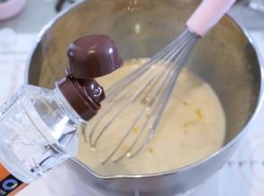 加入玉米糖浆，拌匀