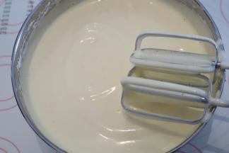 电动打蛋器高速打发蛋液，滴落的蛋液呈现“8”字不易消失，转低俗整理气泡，大概1分钟