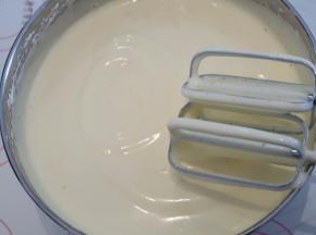 电动打蛋器高速打发蛋液，滴落的蛋液呈现“8”字不易消失，转低俗整理气泡，大概1分钟