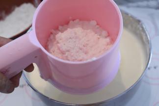 筛入低筋面粉，上下翻拌至无干粉