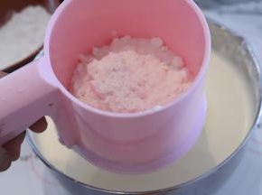 筛入低筋面粉，上下翻拌至无干粉