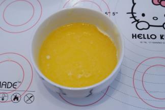 牛奶黄油隔水融化，保持40度左右