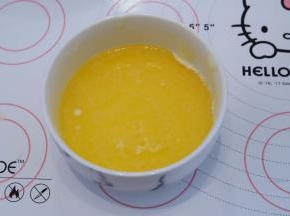 牛奶黄油隔水融化，保持40度左右