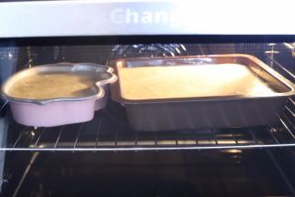 将蛋糕糊倒入KT六寸模具和8寸方盘内，轻震去气泡，烤箱预热160度，上下火中下层，35度左右