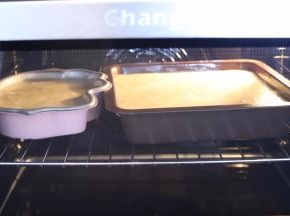 将蛋糕糊倒入KT六寸模具和8寸方盘内，轻震去气泡，烤箱预热160度，上下火中下层，35度左右