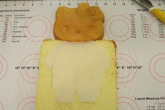 用一张油纸，剪成KT的身子形状