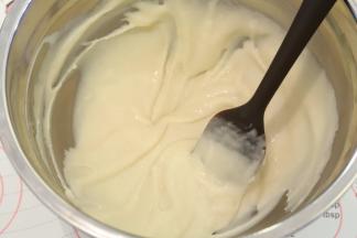 白芸豆沙加淡奶油，拌至顺滑的抹面状态