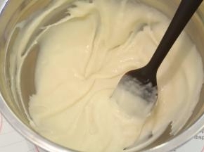 白芸豆沙加淡奶油，拌至顺滑的抹面状态