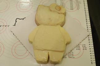 整个KT抹好豆沙奶油后放冰箱冷藏定型