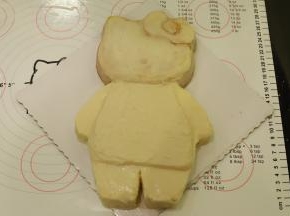 整个KT抹好豆沙奶油后放冰箱冷藏定型