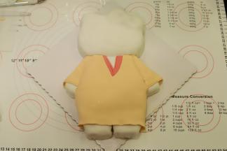 白色翻糖膏加入少许的肉色色素，调匀后擀薄，裁成KT的和服