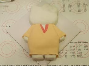 白色翻糖膏加入少许的肉色色素，调匀后擀薄，裁成KT的和服