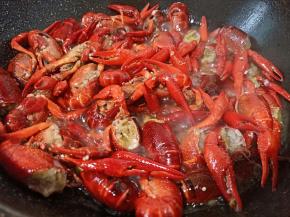 将龙虾油炸至橘红色，捞出控油。