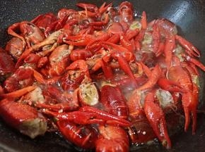 将龙虾油炸至橘红色，捞出控油。