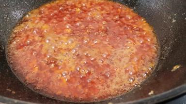 不粘锅留一点底油，下牛肉酱，郫县豆瓣酱十三香小火炒香。