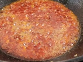 不粘锅留一点底油，下牛肉酱，郫县豆瓣酱十三香小火炒香。