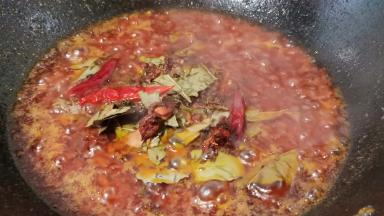 再加香料，生姜蒜炒一下。