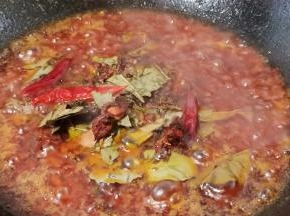 再加香料，生姜蒜炒一下。