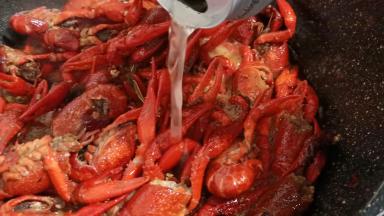 下龙虾翻炒，再加啤酒一罐。