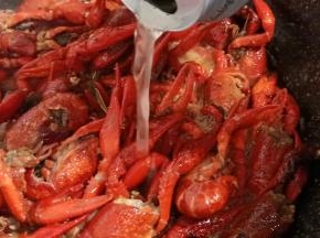 下龙虾翻炒，再加啤酒一罐。