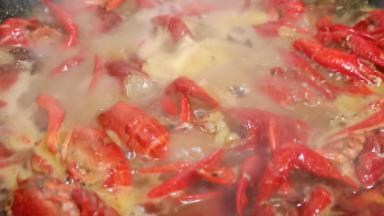 开大火把龙虾炖入味。