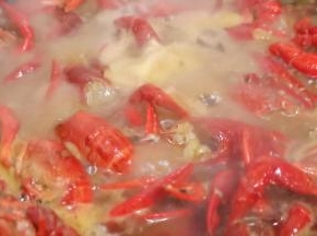开大火把龙虾炖入味。
