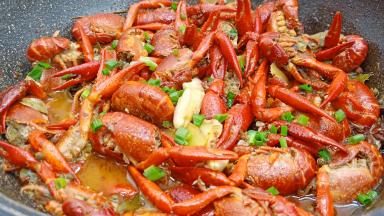 汤汁差不多时，加点鸡精，葱花翻炒即可出锅。