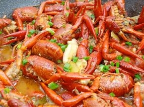 汤汁差不多时，加点鸡精，葱花翻炒即可出锅。