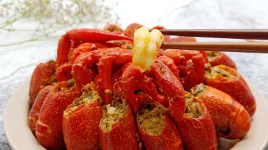 小龙虾的虾肉Q弹，汤汁完全进入虾肉，浓浓的牛肉香味。