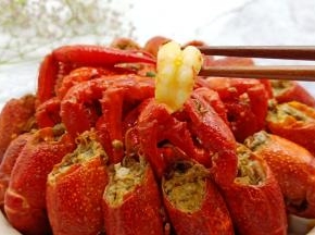 小龙虾的虾肉Q弹，汤汁完全进入虾肉，浓浓的牛肉香味。