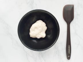 将汤种材料中的高筋面粉和开水混合拌匀，放凉备用。