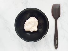 将汤种材料中的高筋面粉和开水混合拌匀，放凉备用。