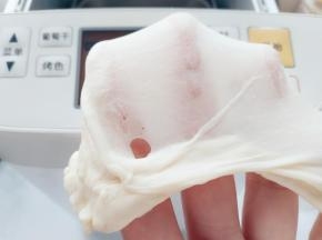 将汤种和主面团中除黄油和蜜豆外的所有材料加入面包机中，选择和面程序。检查面团状态，可拉出厚膜时加入黄油，继续揉至可拉出薄膜的阶段。