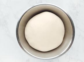 检查面团发酵状态，用手指沾面粉插入面团，面团不回缩不塌陷，说明发酵好了。