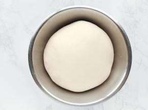 检查面团发酵状态，用手指沾面粉插入面团，面团不回缩不塌陷，说明发酵好了。