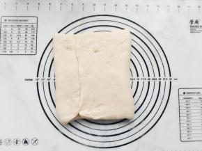 在面团的左1/8处、右3/8处向中间折叠。