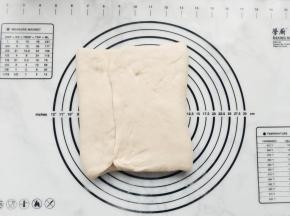 在面团的左1/8处、右3/8处向中间折叠。