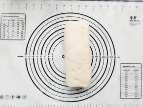 再对折，完成第一次4折。