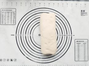 再对折，完成第一次4折。