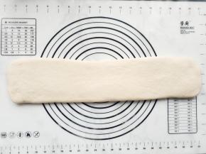 面团转90度，再次擀开成长方形。