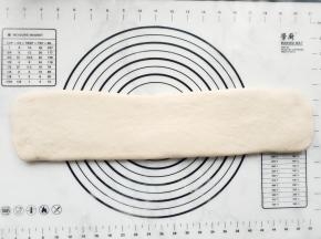 面团转90度，再次擀开成长方形。