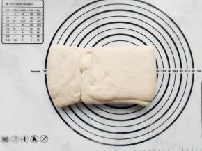 在面团的左1/8处、右3/8处向中间折叠。
