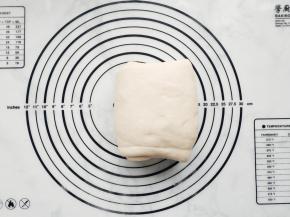 再对折，完成第二次4折。面团稍压扁，放入冰箱冷藏松弛20分钟。