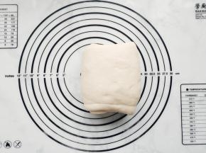 再对折，完成第二次4折。面团稍压扁，放入冰箱冷藏松弛20分钟。