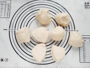 取出面团，分割成8等份，排气滚圆静置10分钟。