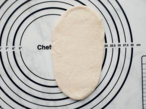 取一个面团，擀成长方形。